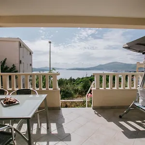 https://apartman-sunny.hotels-in-trogir.com